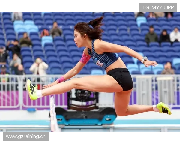 吴艳妮赛前涂指甲油的样子，真当自己是去走红毯？