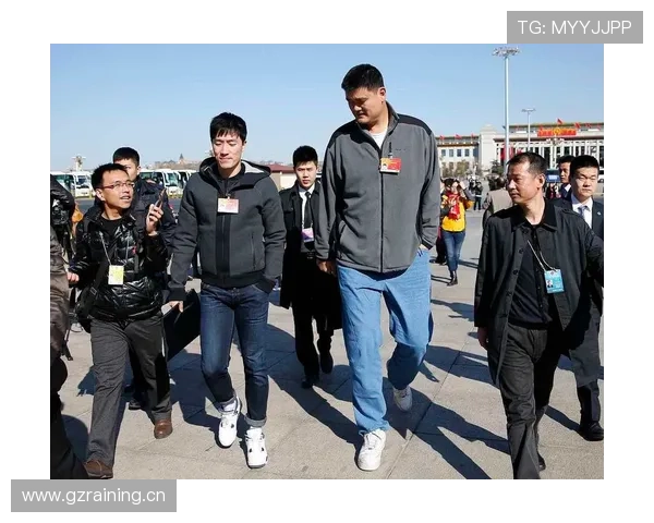 姚明拎着夜宵站在自家豪宅门口那画面，我差点以为在看什么接地气真人秀