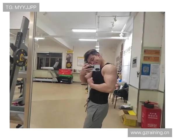 林丹深夜发自拍，画面里那间私人健身房比我家三室还大